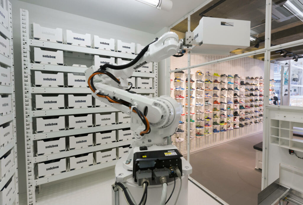 Robô utilizado em estoque de loja para entrega de produtos.